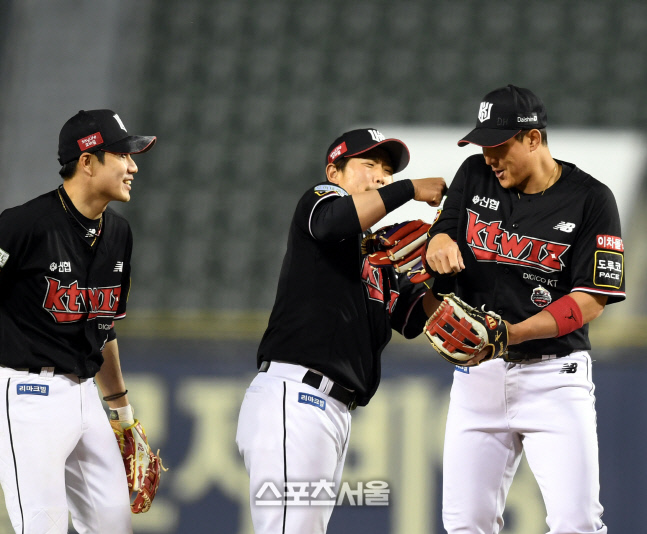 [포토] 박경수-황재균 '이틀 연속 승리에 장난 여유'