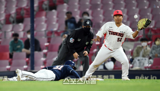 황당 실책 속출 속 집중력 유지한 두산 4-3 재역전승[SS 광주in]