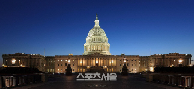 [속보]미국 국회의사당 소개령, 경찰  '항공기 위협 추격 중...예방차원'