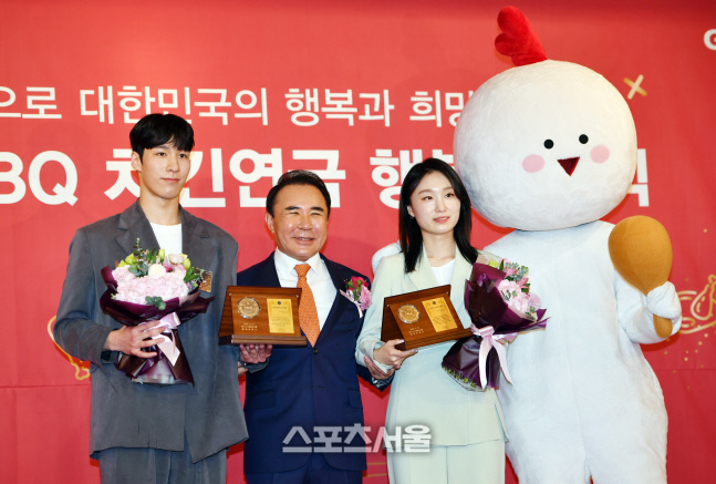 7억원 상당 평생치킨 이용권 '치킨연금' 수상한 최민정과 황대현[포