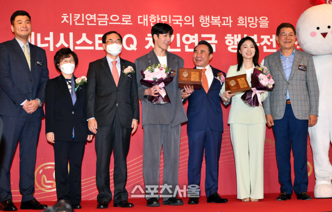 '치킨연금 평생이용권 최민정과 황대현, 윤홍근 회장 등 내빈과 기념