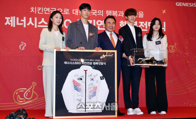 치킨연금 제공 윤홍근 회장에 선물 전하는 최민정과 황대현[포토]