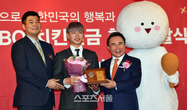 베이징 동메달리스트에게도 김민석에게 '치킨연금' 윤홍근 BBQ회장[