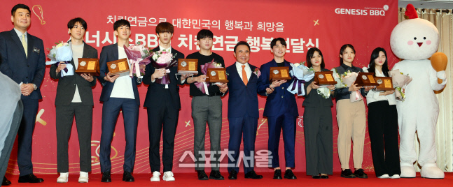 베이징 은메달리스트에게도 \'치킨연금을\' 윤홍근 BBQ회장[포토]
