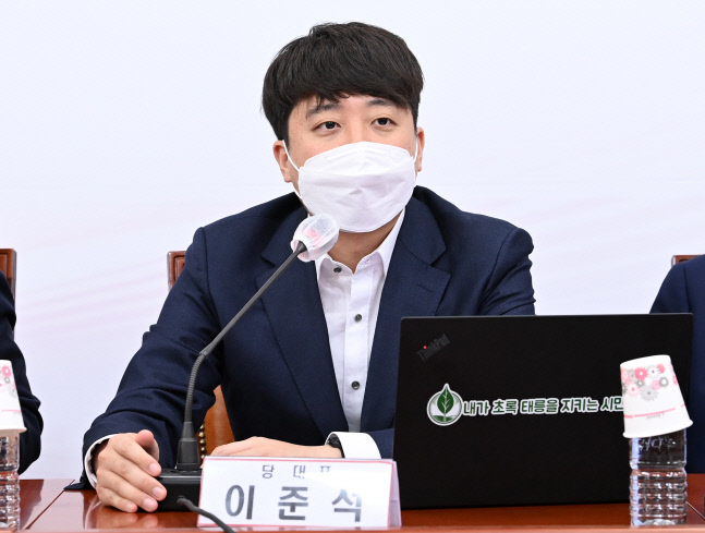 긴급 연석회의에서 발언하는 이준석 대표