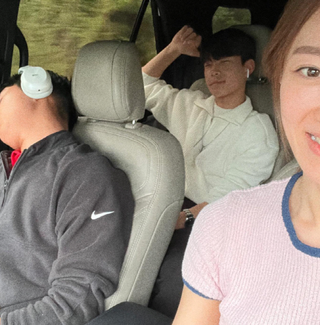 '임창정♥' 서하얀, 운전 중 휴대폰 사용+아들 안전띠 미착용 논란