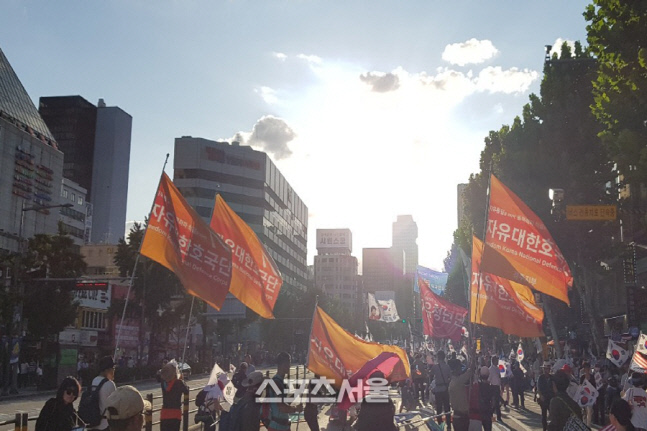 자유대한호국단, 법령근거없이 대출규제...직권남용죄로 고발