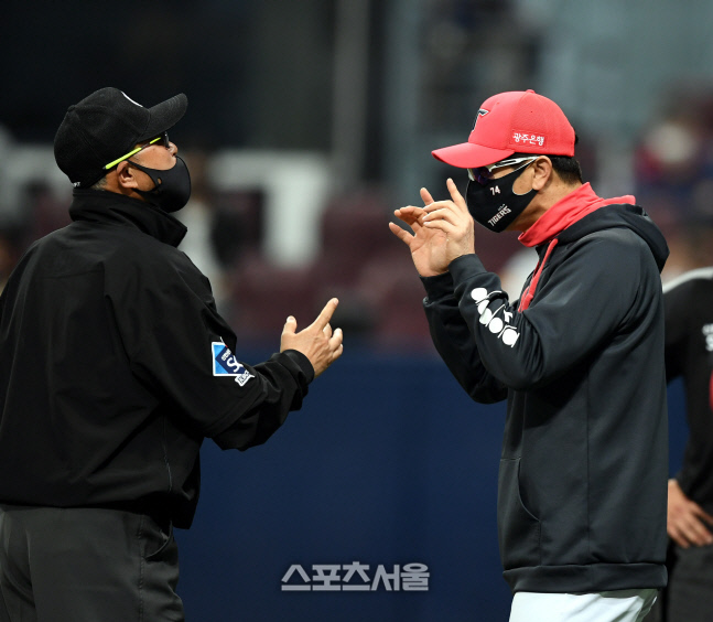 [포토] 판정에 항의하는 김종국 감독