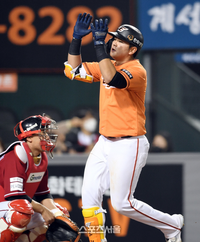 [포토]한화 임종찬, 솔로 홈런으로 1점 더!