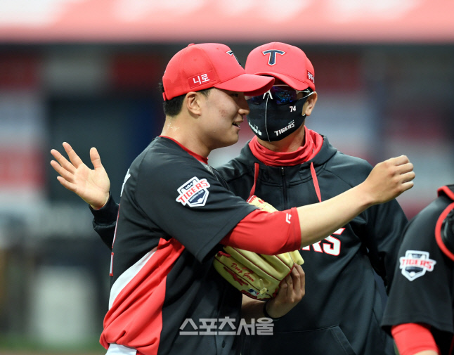 [포토] 김종국 감독 '잘했어'