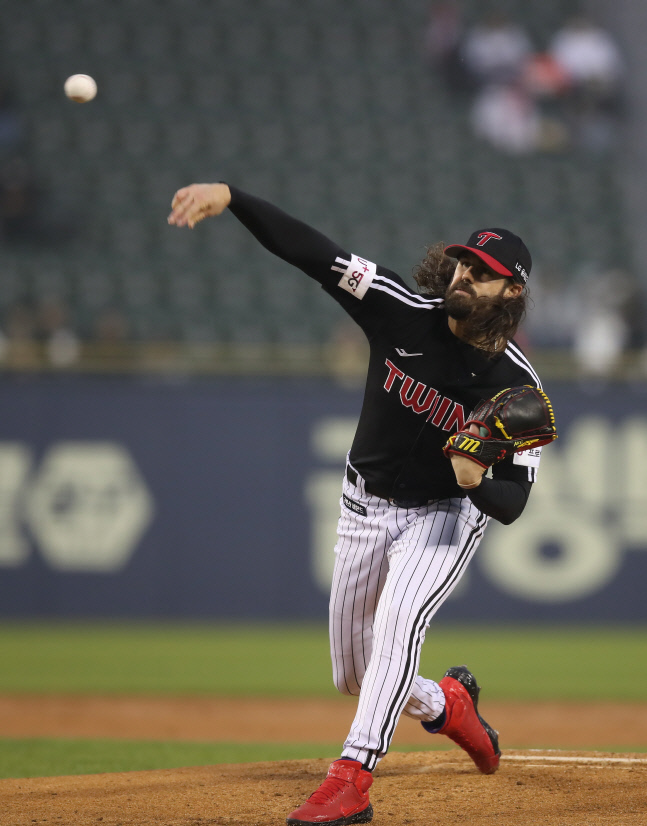 켈리 60연속경기 5이닝 이상·박해민 1번 성공, LG 두산 꺾고 3연패 탈출