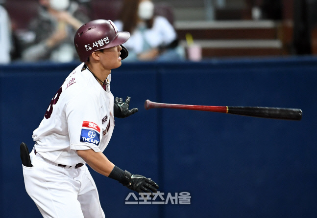 [포토]NC전 2루타로 시작하는 키움 박찬혁