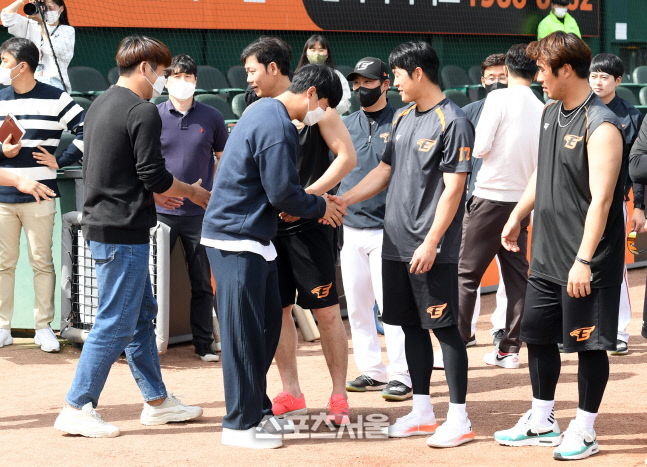 [포토]한화 선수단과 인사 나누는 이민우와 이진영