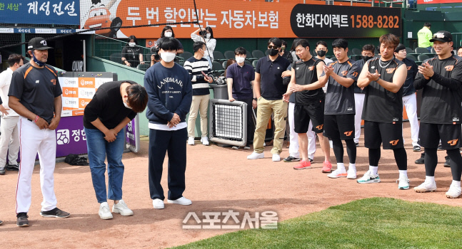 [포토]한화 선수단에 합류한 이민우와 이진영