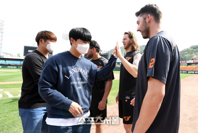 [포토]한화 외국인 선수들과 하이파이브 나누는 이민우와 이진영