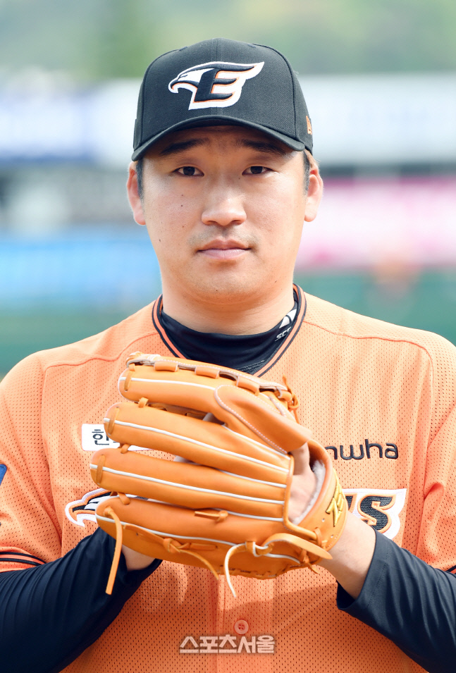 [포토]이민우, 이젠 한화 유니폼을!