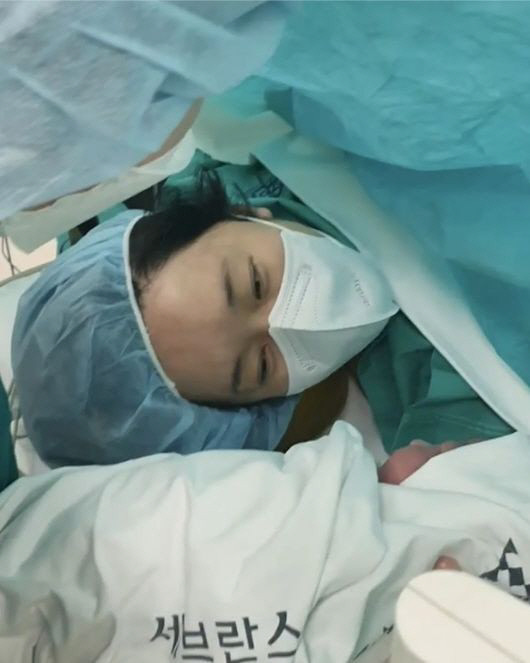 '엄마'된 이정현 "세상의 모든 어머니들 존경해" 뭉클[★SNS]