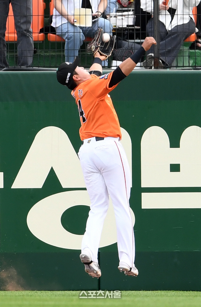 [포토]한화 우익수 임종찬의 슈퍼 캐치