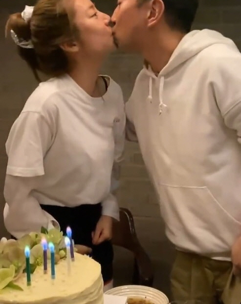 손담비, ♥이규혁과 과감한 입맞춤…결혼 앞두고 폭주[★SNS]