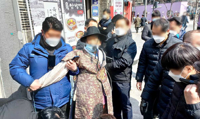 송영길, 신촌서 선거운동 중 망치 피습…70대 현행범체포