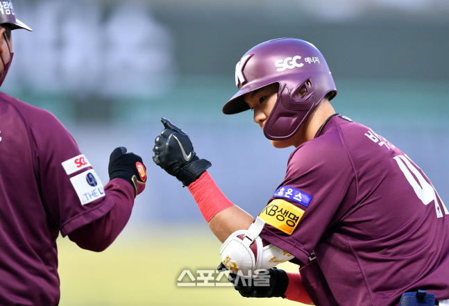 3회초 선두타자 안타로 출루하는 박찬혁[포토]