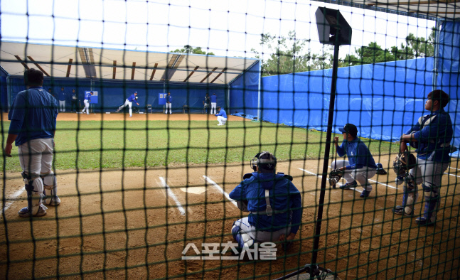 랩소도...투구 추적중[포토]
