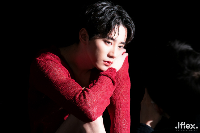 배우 이준영, '에스콰이어' 5월호 화보 비하인드 컷 공개[★화보]