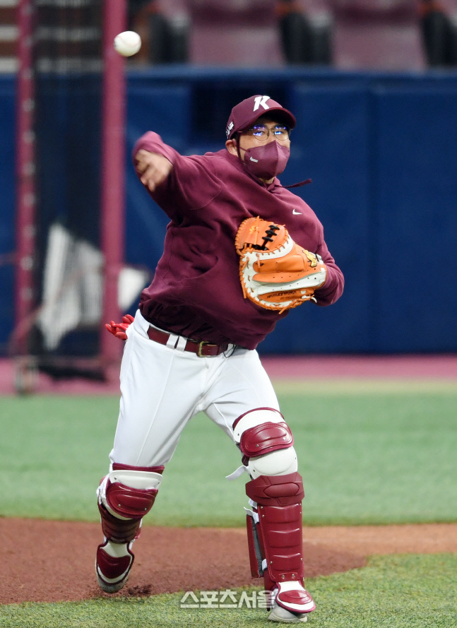 [포토]힘차게 송구하는 키움 포수 이지영