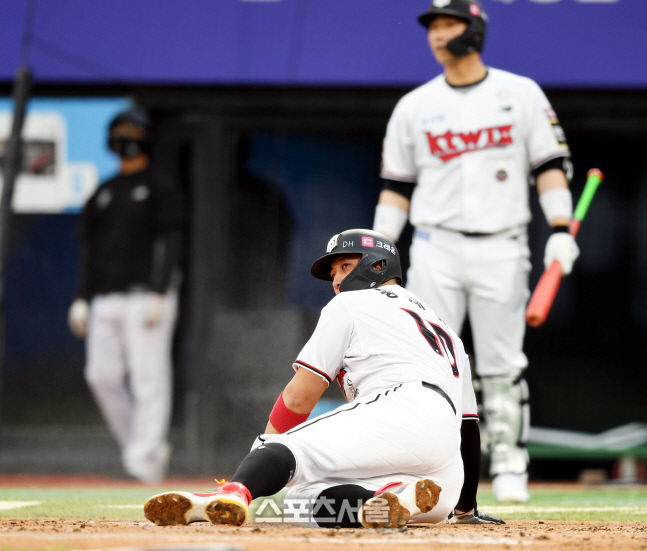 [포토] 득점 올린 황재균 '3루는 어떻게 됐지?'
