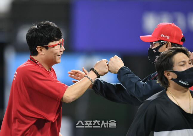 [포토] 첫승 거둔 양현종 '김종국 감독과 하이파이브'