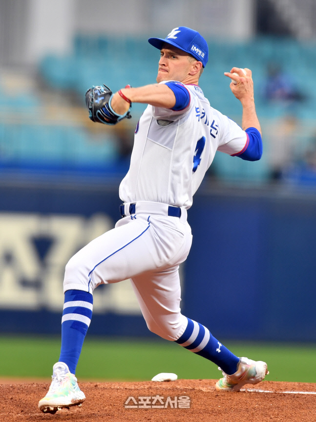 \'1회초 2실점\' LG전 역투하는 뷰캐넌[포토]