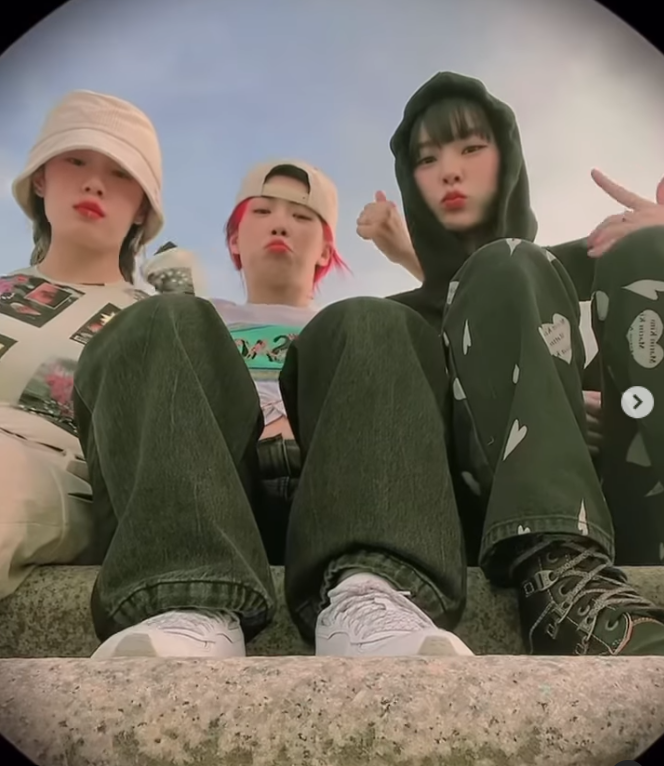 일편단심이 뭐람? 아이키 ♥노제, 리정 양옆에 끼고 "다 내거야" 사랑꾼 놀이 [★SNS] 