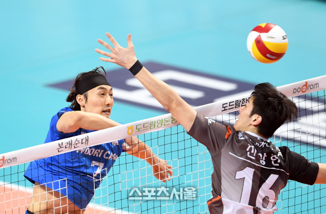 [포토]우리카드 하현용의 속공