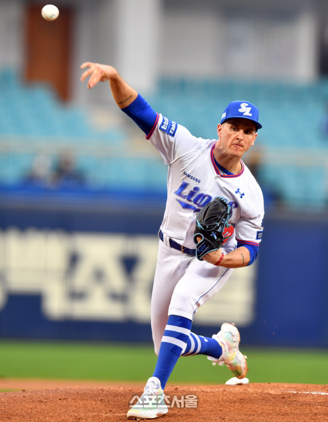 LG전 역투하는 뷰캐넌[포토]