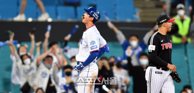 8회말 1타점 3루타 환호하는 구자욱[포토]