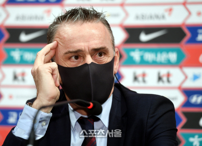 [포토] 월드컵 준비 상황 밝히는 벤투 감독