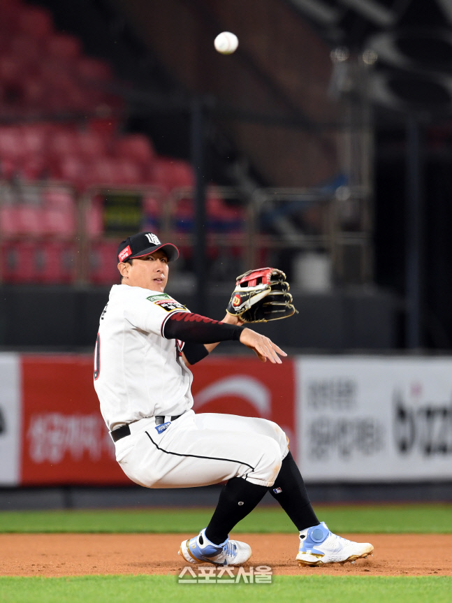 [포토]KT 3루수 황재균, 출루는 안 돼...