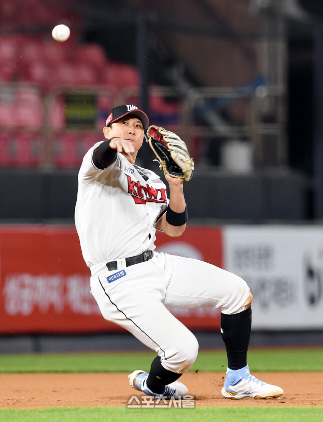 [포토]힘겹게 송구하는 KT 황재균