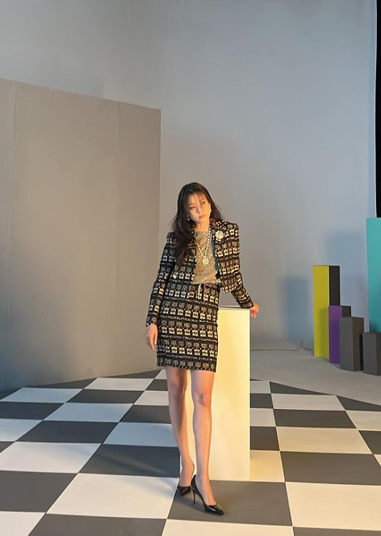 한효주, 다리 길이 실화? 9등신 몸매 눈길[★SNS]