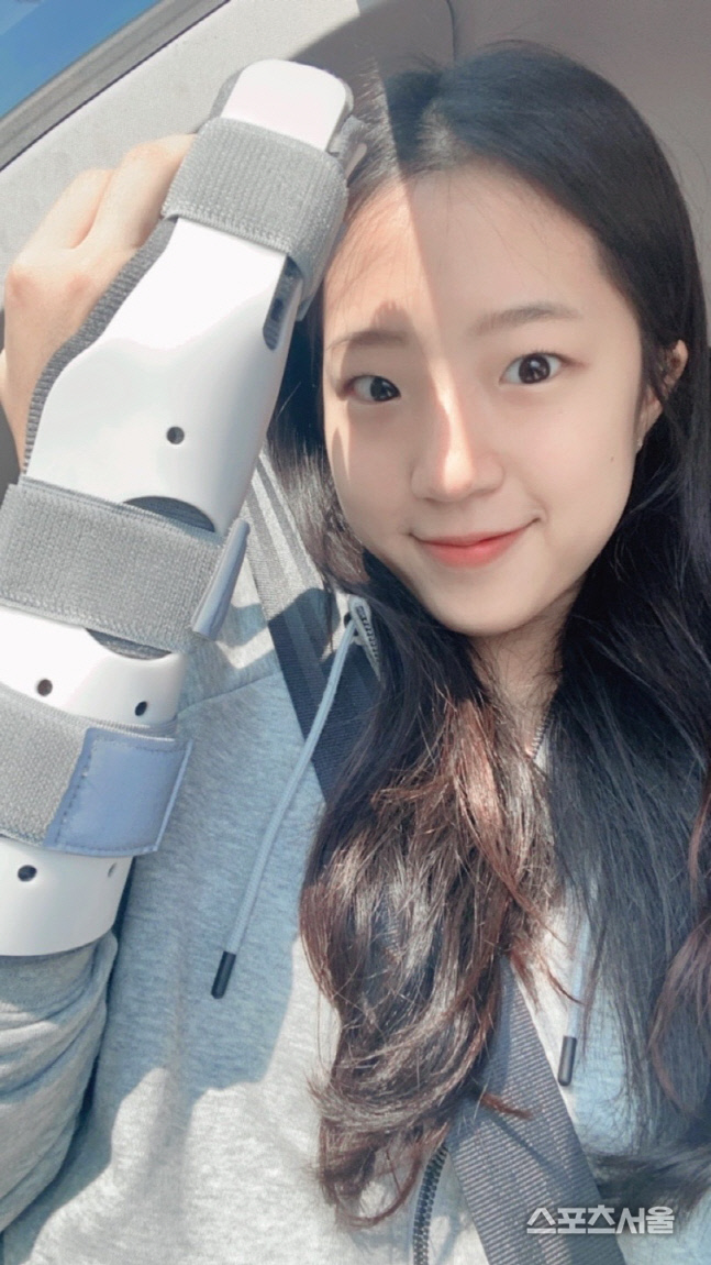 신유빈 기브스 때 모습