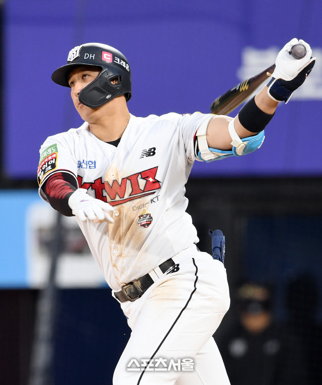 [포토]시즌 2호 홈런 넘기는 KT 황재균