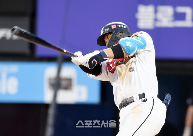 [포토]힘차게 스윙하는 KT 황재균, 시즌 2호 홈런