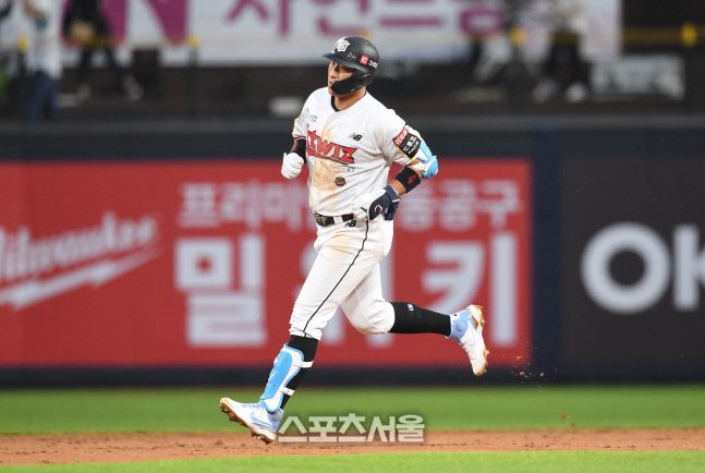 [포토]KT 황재균, 시즌 2호 홈런에 유유히...