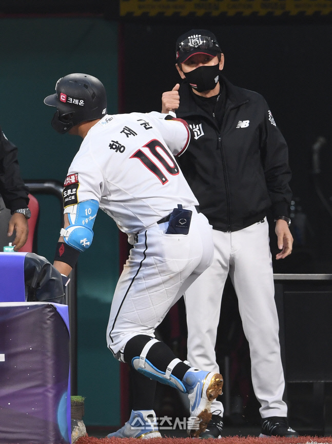 [포토]황재균의 홈런 축하하는 이강철 감독