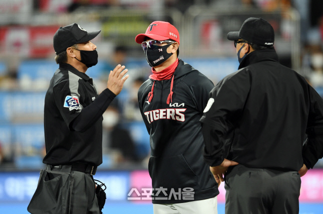 [포토]KIA 김종국 감독에게 상황을 설명하는 우효동 구심