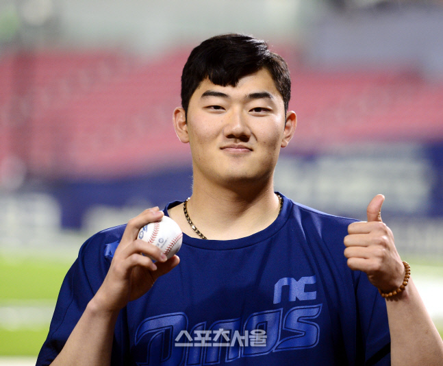 [포토] 데뷔 첫 승 거둔 김시훈 \'승리 기념구 들고 엄지척\'