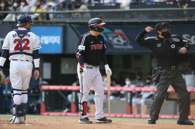 220428_김현수03_0423 퇴장