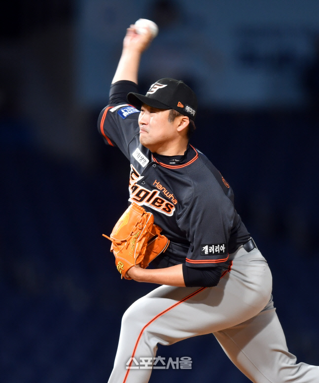 6회말 책임진 한화 이민우[포토]