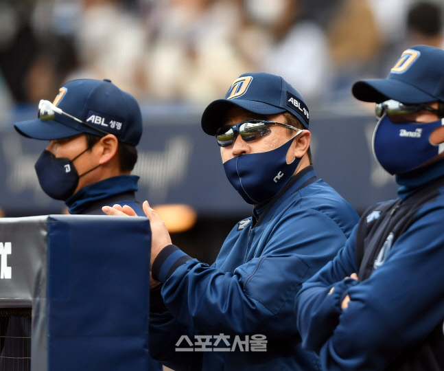 그라운드 응시하는 이동욱 감독[포토]