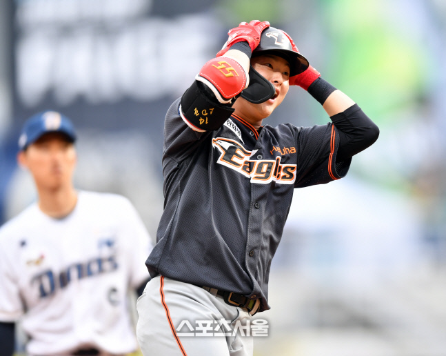 \'나도 놀랍네요\' 선제솔로홈런 이도윤[포토]